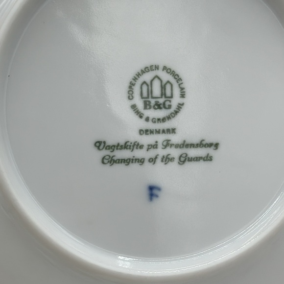 1990 Bing and Grondahl Christmas Plate “Changing of the Guard” - Picture 5 of 5